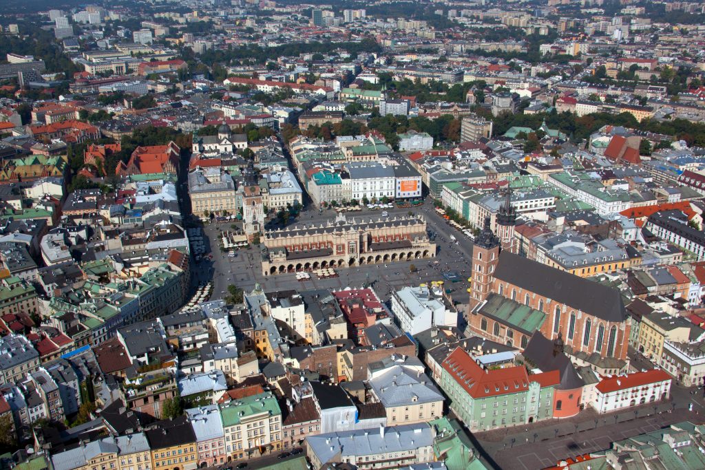 Столица страны польша. Польша небо. Чем богата Польша. What the Capital of Poland. Центр погоды Польши.